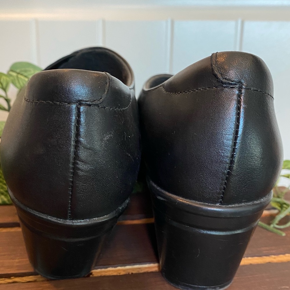 Like New! Clarks Soft Memory Foam Heel Collection - image 5